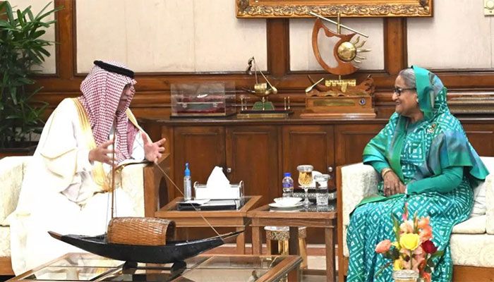 PM Offers Land for Saudi Investors in Economic Zone   