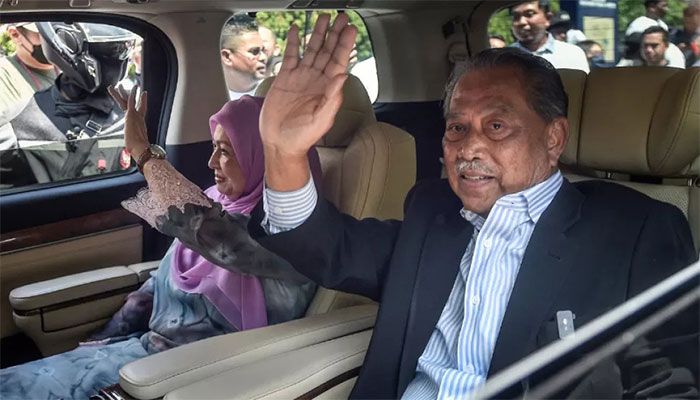 Former prime minister of Malaysia and Perikatan Nasional (PN) chairman Muhyiddin Yassin (R) waves as he leaves Kuala Lumpur High Court after being charged with corruption in Kuala Lumpur on March 10, 2023. || AFP Photo