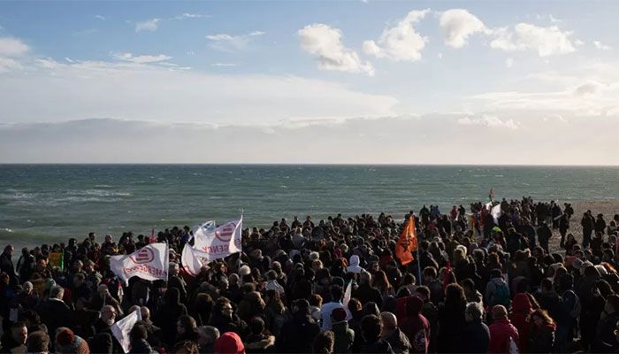 People end a protest march on the beach at the site of the shipwreck on March 11, 2023 in Steccato di Cutro, Calabria region, southern Italy || AFP 