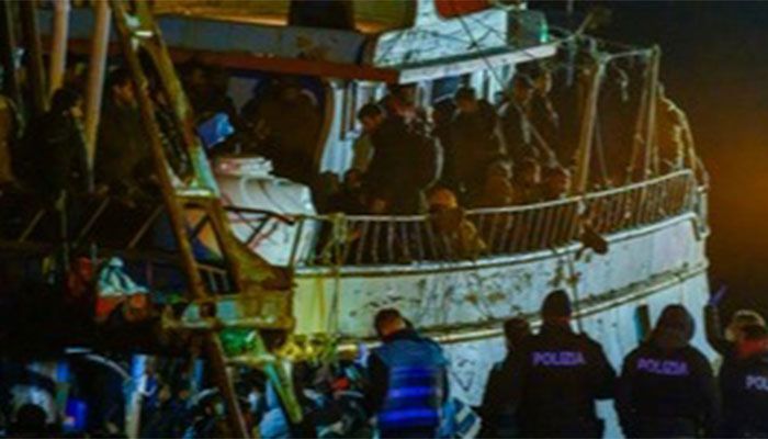 Italy's Coast Guard, Navy, Bring Hundreds of Migrants Ashore 