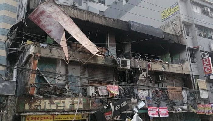 3 Injured As Building Partially Collapses in Dhaka's Science Lab Area 