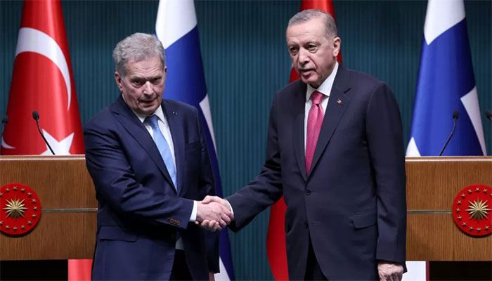 Turkish President Recep Tayyip Erdogan (R) shakes hands with Finnish President Sauli Niinisto (L) following a joint press conference held after their meeting at the Presidential Complex in Ankara, on March 17, 2023 || AFP Photo