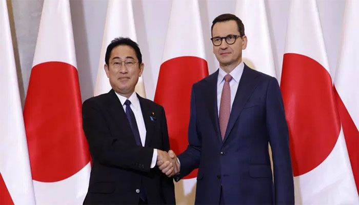 Polish Prime Minister Mateusz Morawiecki, right, welcomes Japanese Prime Minister Fumio Kishida, left, for a meeting in Warsaw, Poland, Wednesday, March 22, 2023. || AP Photo
