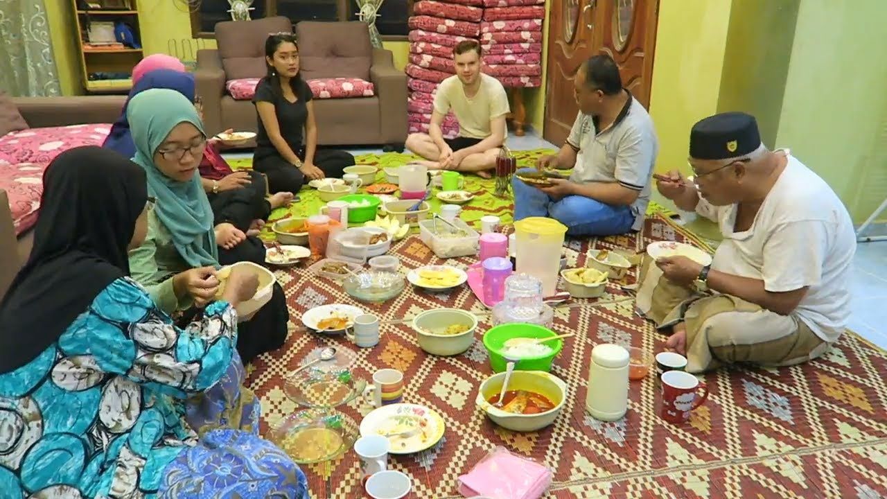 Malaysians start Iftar with dates and water. There are various drinks such as Bandung Drink, Sugarcane Juice, Soybean Milk. Heavy meals include chicken rice, nasi lemak, laksa.
