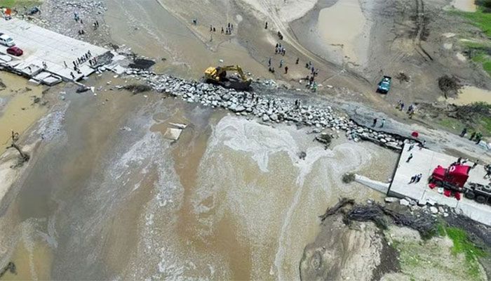 Machinery is used to repair a bridge destroyed by rains and floods caused by direct influence of Cyclone Yaku, in Piura, Peru, Mar 11, 2023. || Photo: REUTERS 