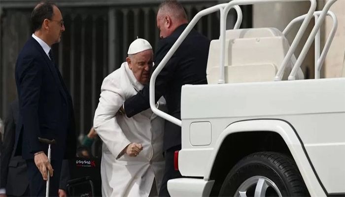 Pope Francis was helped into the popemobile after his weekly general audience on Wednesday || Photo: Collected 