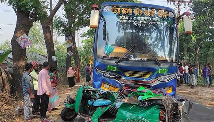 Four killed as bus rams auto-rickshaw in Ctg