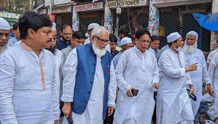 The Prime Minister's Adviser on Private Industries and Investment, Salman F Rahman, met with the traders at Bangabazar market in Dhaka on April 6, 2023 || Photo: Collected