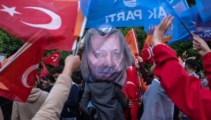 Supporters of Turkish President Recep Tayyip Erdogan celebrate Erdogan's victory after the second round of the presidential election in the earthquake-hit city of Kahramanmaras on May 28, 2023 || AFP Photo: Collected  