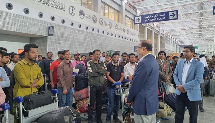 Bangladesh Ambassador to Saudi Arabia Dr Mohammad Javed Patwary welcomed the Bangladeshis at the airport || Photo: Collected 