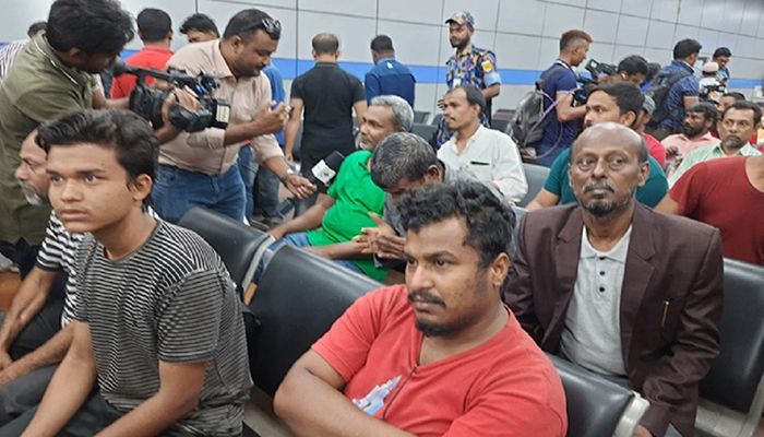 51 Bangladeshi Expats Return Home from Sudan Via Jeddah