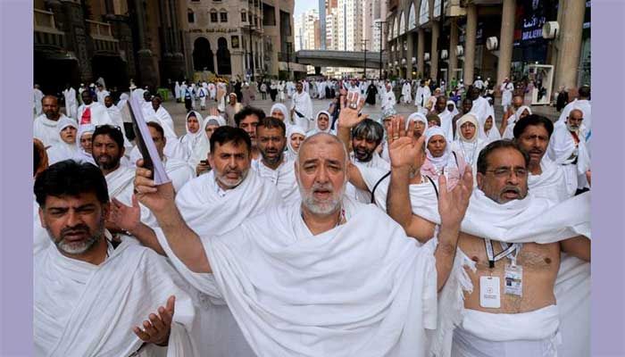 Hajj Pilgrims Perform Final Rituals in Mecca before Heading to Mina