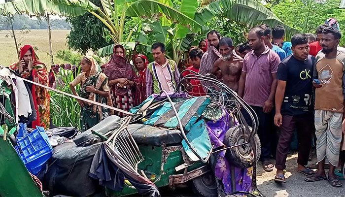 4 Killed As Truck Rams Into Auto-Rickshaw in Naogaon  