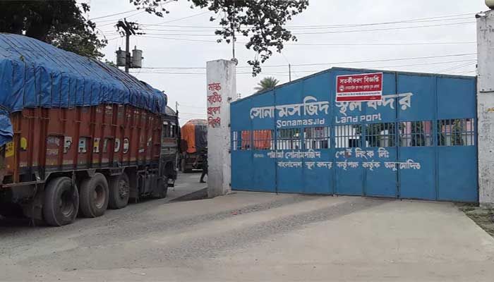 A goods-laden truck enters the Sonamasjid land port in Chapainawabganj. || Photo: UNB