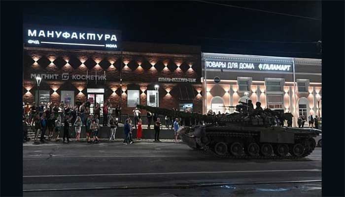 Fighters of Wagner private mercenary group pull out of the headquarters of the Southern Military District to return to base, in the city of Rostov-on-Don, Russia, June 24, 2023. || Photo: REUTERS