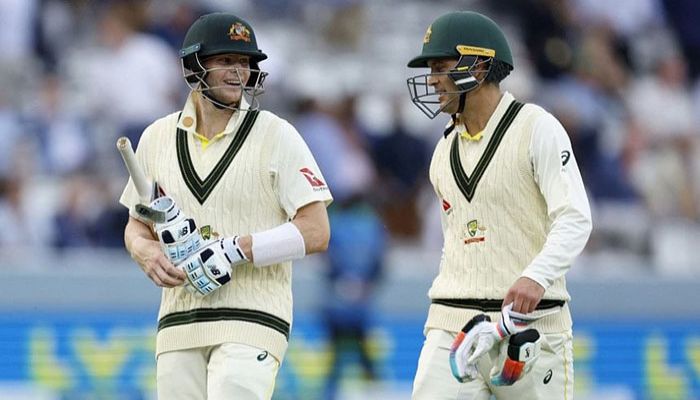 Australia's Steven Smith and Alex Carey walk off the filed at stumps. || Photo: Reuters 