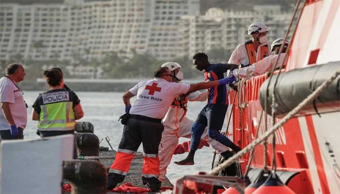Rescuers Save 86 Migrants from Boat Near Canary Islands 