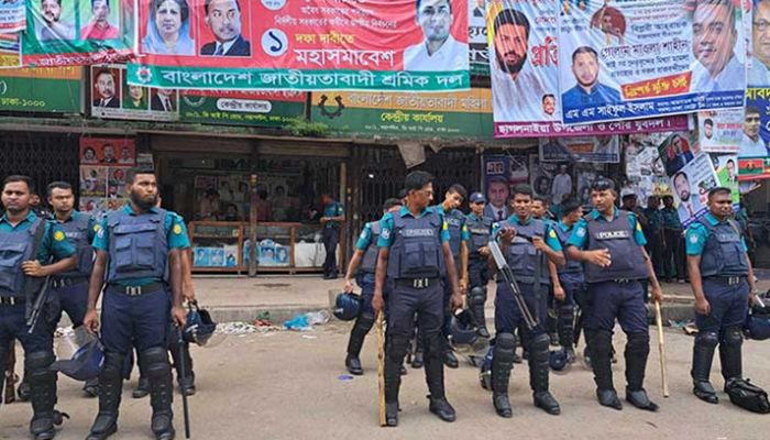 Police on Alert outside BNP Office in Nayapaltan