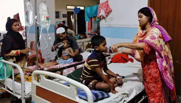Gurdians feed their dengue infected children while they receive treatment at Mugda Medical College and Hospital in Dhaka.