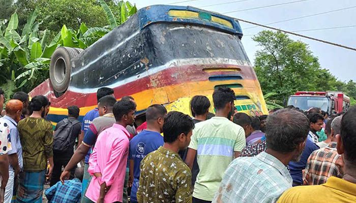 Two Dead in Bus-Car Collision in Khulna