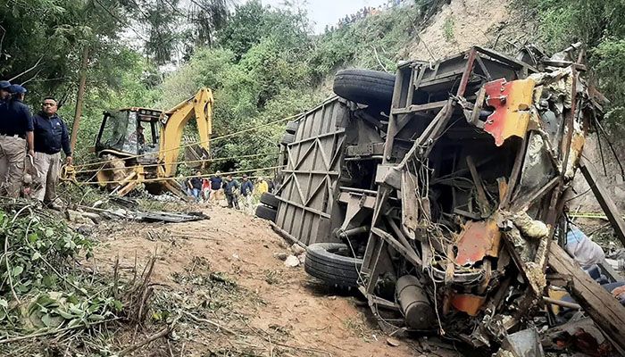 27 Killed, 17 Injured in Passenger Bus Accident in Mexico