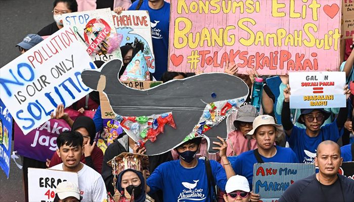 People take part in the plastic free parade at Sudirman Street in Jakarta, Indonesia on July 30, 2023. 