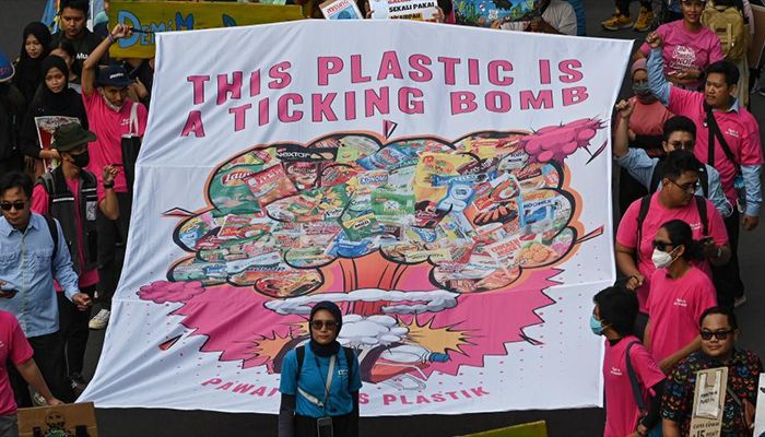 The plastic free parade is a collective campaign movement that aims to reduce the use of single-use plastics and encourage better handling of waste, especially plastic waste. 