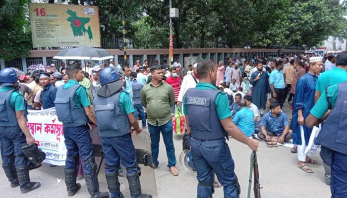 Police Use a Baton to Combat Teachers’ Protest