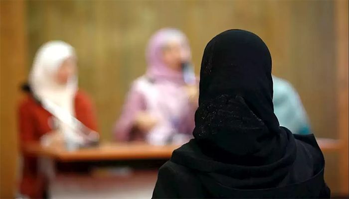 France to Outlaw Wearing Muslim Abaya Dress in State Schools