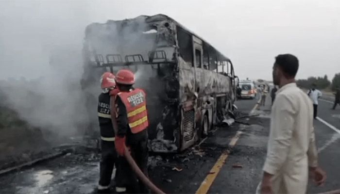 18 Killed in Pakistan Bus Crash