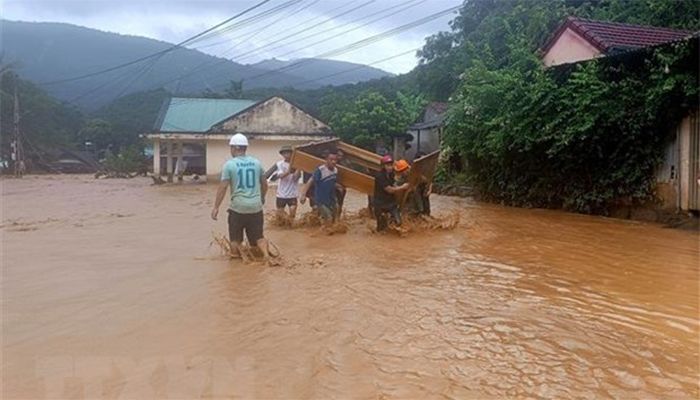 8 Killed in Flash Floods, Landslides in Vietnam
