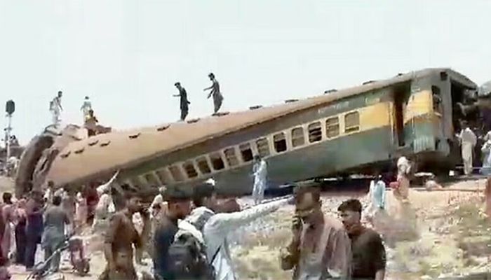 15 Killed after Train Derails in Pakistan