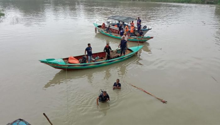 8 Dead in Munshiganj Picnic Trawler Capsize