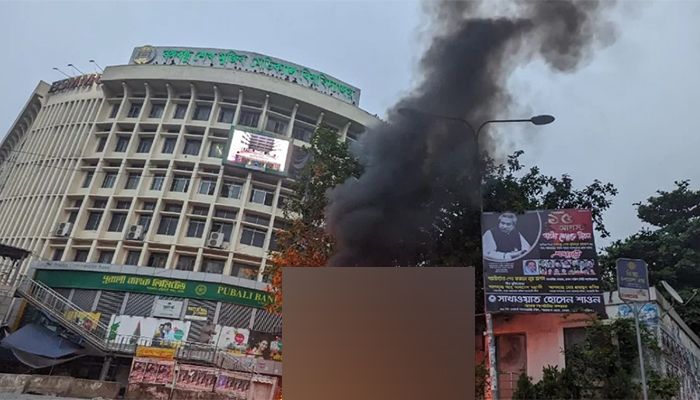 Jamaat-Shibir Activists Burn Vehicles at Shahbagh