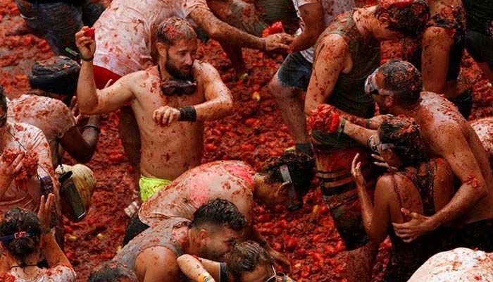 At the 'La Tomatina' festival, participants threw 120 tons of ripe tomatoes at each other. 15 thousand tomato fighters participated.