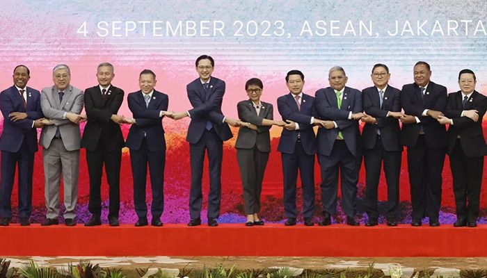 From left, Malaysia's Foreign Minister Zambry Abd Kadir, Philippines' Foreign Secretary Enrique Manalo, Singapore's Foreign Minister Vivian Balakrishnan, Thailand's Permanent Secretary of the Ministry of Foreign Affairs Sarun Charoensuwan, Vietnam's Deputy Foreign Minister Do Hung Viet, Indonesia's Foreign Minister Retno Marsudi, Laos' Foreign Minister Saleumxay Kommasith, Brunei's Foreign Minister Erywan Pehin Yusof, Cambodia's Foreign Minister Sok Chenda Sophea, East Timor's Foreign Minister Bendito dos Santos Freitas, and ASEAN Secretary General Kao Kim Hourn, hold hands for a group photo during the 34th Association of Southeast Asian Nations (ASEAN) Coordinating Council (ACC) meeting, ahead of the ASEAN Summit, at the ASEAN Secretariat in Jakarta, Indonesia, Monday, Sept. 4, 2023 || Photo: AP