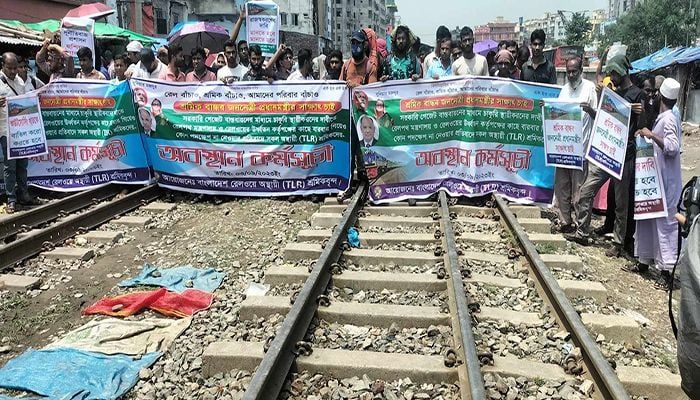 Rail Comm Snapped as Railway Workers Block Malibagh Crossing