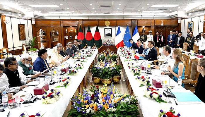 PM Holds Meeting with Macron on Diversifying Cooperation