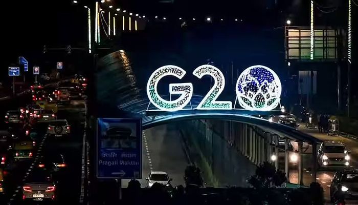 Vehicles drive past the logo of India's G20 summit, along a road in New Delhi on August 10, 2023 || Photo: AFP