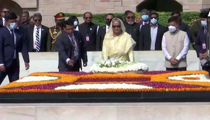 After laying the wreath, the Prime Minister stood in silence for a while to pay respect to the memory of Mahatma Gandhi || Photo: Collected 