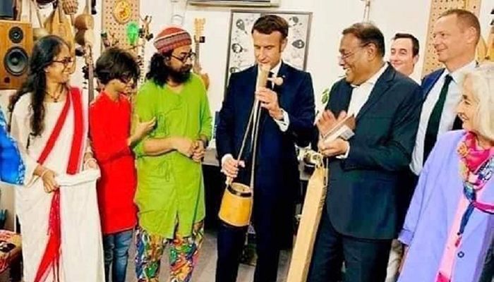 French President Meets ‘Joler Gaan’ Band Singers