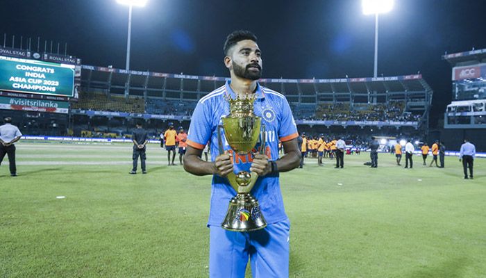 India's Mohammed Siraj poses with the trophy after India won the Asia Cup final cricket match between India and Sri Lanka in Colombo || Photo: Collected 