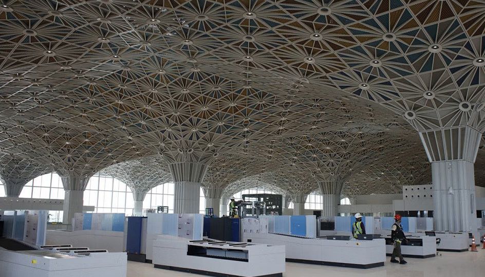 The third terminal covers an area of 542,000 square meters and boasts a floor space of 230,000 square meters, featuring 115 check-in counters, 66 departure immigration desks, 59 arrival immigration desks, and 3 VIP immigration desks.