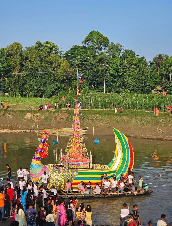 Due to the attractive construction style, these fantasy ships easily catch people's attention. Each ship has multiple mics. Children, teenagers and young people are singing and dancing on the ship to the rhythm of various musical instruments including dhol, kansar, mandira and other kinds of joy.