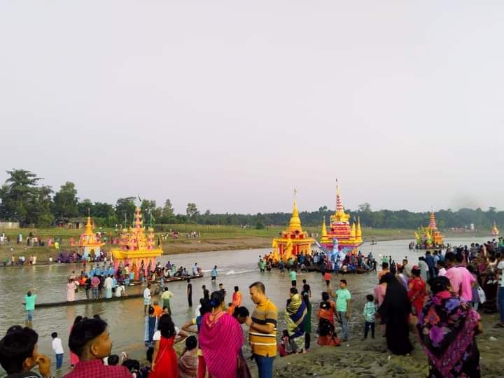 As the ship floats from side to side, various entertainments including Buddhist kirtans and dances were playing on the loudspeakers.