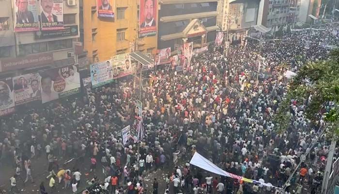 Leaders and activists of BNP and law enforcers locked in sporadic clashes centering the party’s grand rally on Saturday (October 28) || Photo: Collected 