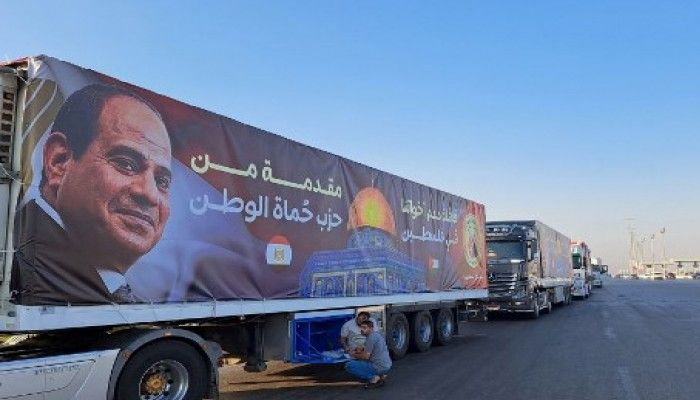 Convoy of trucks carrying aid supplies for Gaza from Egypt waits on the main Ismailia desert road || Photo: AFP