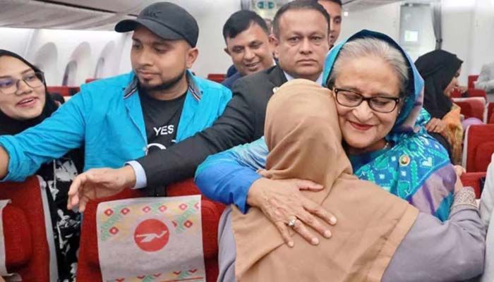 PM Exchanges Greetings With Passengers On Plane