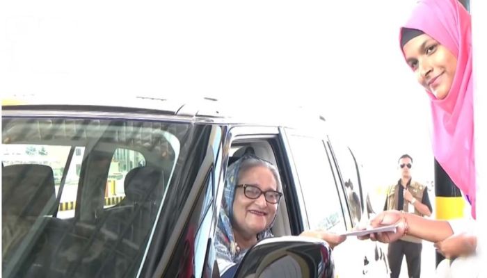 Prime Minister Sheikh Hasina paid the toll with her own hands. Photo: Collected 