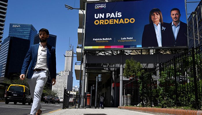 View of a huge billboard displaying political propaganda of the presidential candidate for the Juntos por el Cambio party, Patricia Bullrich, and her running mate, vice presidential candidate Luis Petri, in Buenos Aires on October 20, 2023, ahead of Argentina’s presidential election next October 22 || Photo: AFP